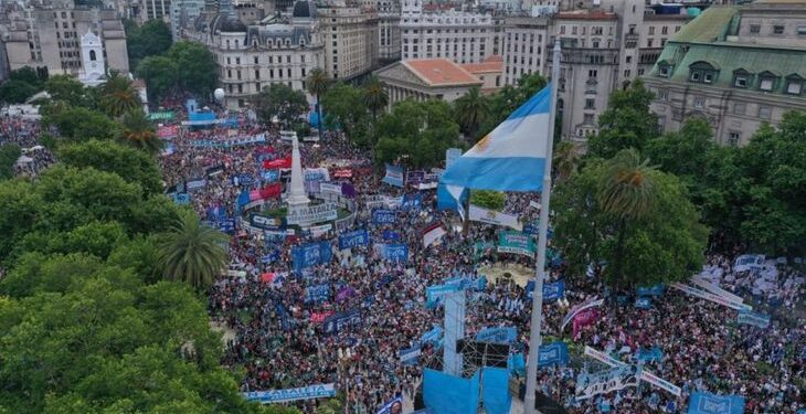 Unas 300.000 personas coparon la Plaza de Mayo y sus alrededores para festejar los 38 años de democracia y apoyar a los líderes progresistas de la Región