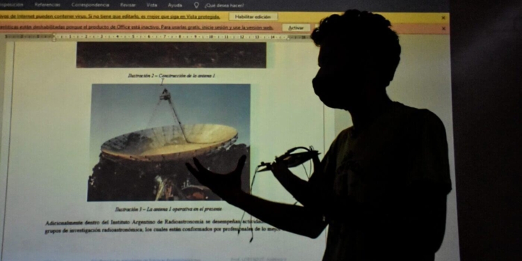 La escuela pública Albert Thomas y el emblemático Instituto Argentino de Radioastronomía (IAR) realizaron una articulación inédita (crédito imagen: Agencia XFoto)