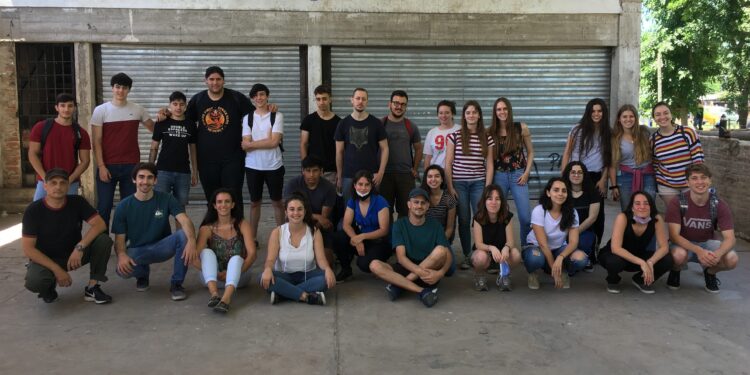 Docentes y estudiantes de la Facultad de Ingeniería en el Club Corazones de El Retiro.