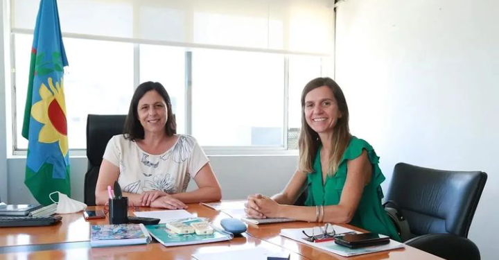 Fernanda Raverta y Marina Moretti, flamante titular del IPS, a la cual definió como “una enorme funcionaria que pondrá todo su esfuerzo, compromiso y potencia de trabajo para mejorar el Instituto de Previsión Social”