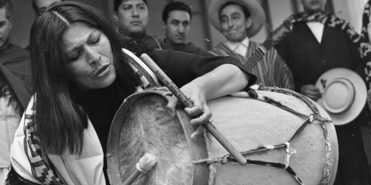 Mercedes Sosa debutó fuera de programa en Cosquín 1965 de la mano de Jorge Cafrune, y cautivó al público para toda la vida (crédito imagen: Rosario Plus)
