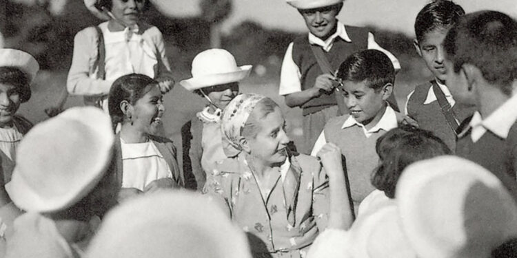 Evita y los niños, sus únicos privilegiados (crédito imagen: infobae)