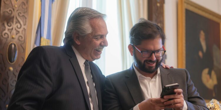Alberto Fernández y Gabriel Boric, distendidos en un momento del encuentro (crédito imagen: Presidencia de la Nación)
