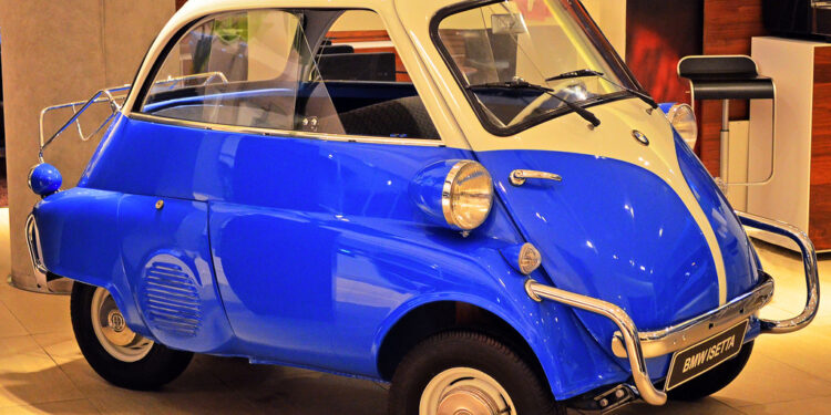 El auto italiano de tres ruedas Iso Isetta nació en 1953. En 1954 lo compró la BMW alemana y empezó a fabricarlo en serie. Fue el despegue de la industria automotriz luego de la Segunda Guerra Mundial. Hoy regresa, pero eléctrico. ¿Por qué no hacerlo en Argentina? (Crédito imagen: Flickr)