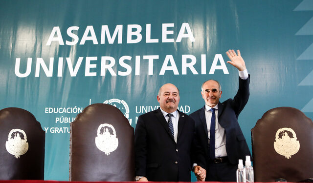 El presidente saliente, Fernando Tauber, y el entrante, Martín López Armengol