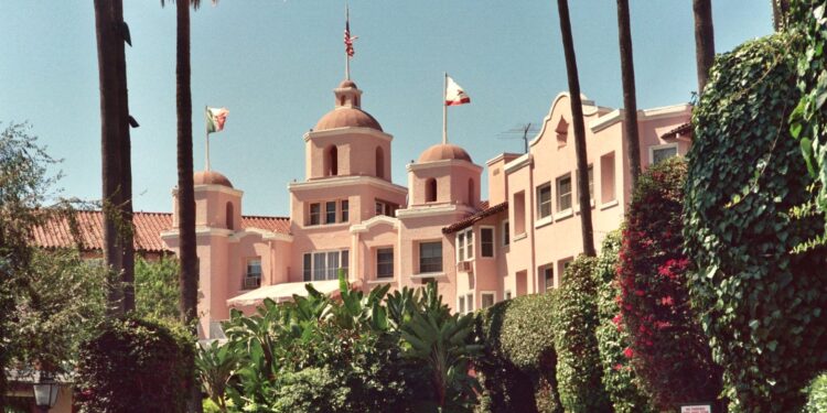 El Hotel Berverly Hills en 1989. Es el que ilustra la tapa del disco Hotel California, el más vendido en la historia de los EEUU, por encima de Thriller de Michael Jackson