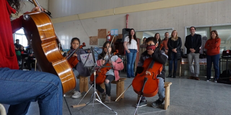 instrumentos a la Orquesta Escuela