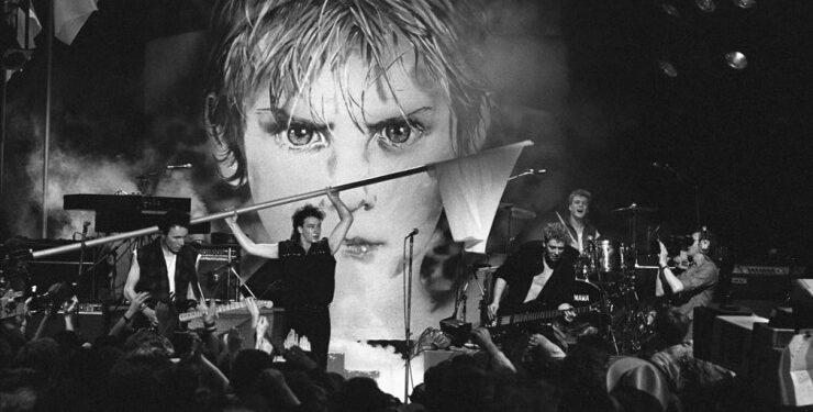 Domingo Sangriento Domingo es el tema que abre el tercer disco de U2, War, publicado en 1983 (crédito imagen: Insurrección)