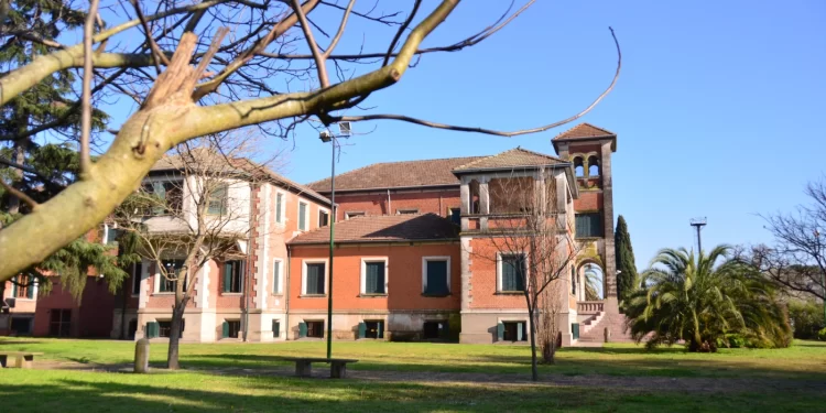 La institución funciona en el Edificio Servente, ubicado en 12 y 523 de la localidad platense de Tolosa (crédito imagen: Conservatorio Gilardo Gilardi)