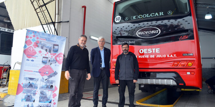 El titular de la empresa de transportes Nueve de Julio, Walter Mastropietro, el decano de Ingeniería, Marcos Actis y el integrante del CTA, Alejandro Patanella