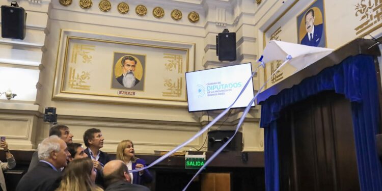 Momento en que se descubre la imagen de Raúl Alfonsín en la Legislatura bonaerense. De frente, la de Leandro N. Alem, fundador de la Unión Cívica Radical