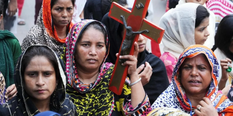 La comunidad cristiana en Faisalabad, Pakistán, protesta contra la violencia (Crédito imagen: Ansa / Vatican News)
