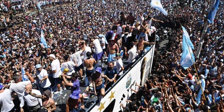 El festejo interminable de Argentina por obtener la copa en Qatar asombró al mundo y preocupó a muchos