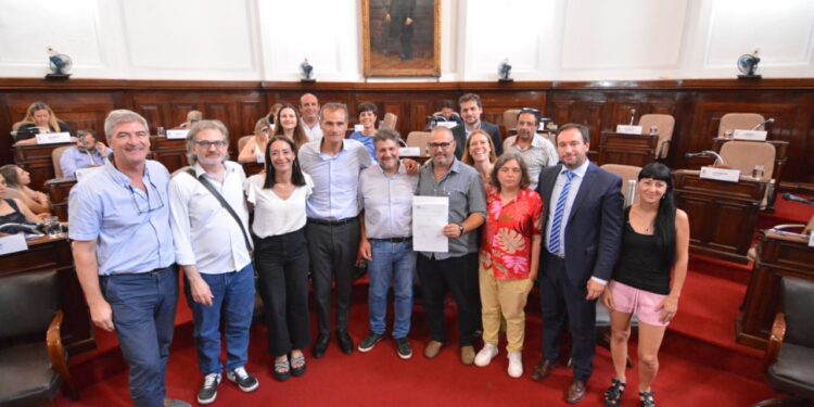 Concejales de distintos bloques con los periodistas del 90 Líneas, Carlos Altavista y Alejandro Salamone