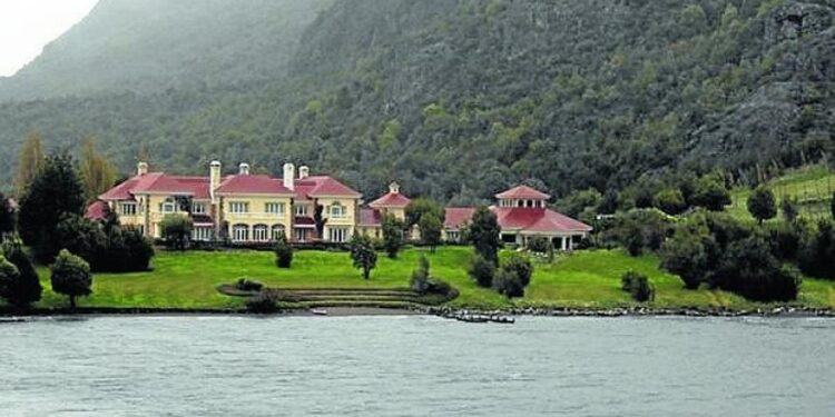 Un grupo de jueces federales y funcionarios del gobierno porteño habían pasado un fin de semana de lujos y placeres en Lago Escondido financiado por el grupo Clarín