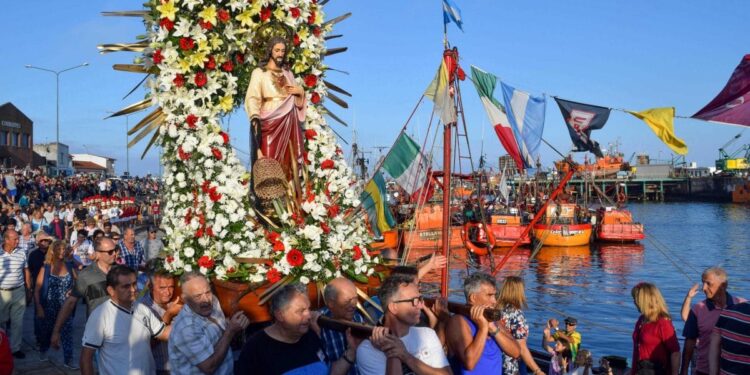 En los 95º "Festejos a San Salvador", en el puerto de Mar del Plata, el 29 de enero se realizarán las tradicionales procesiones a pie y náutica (crédito imagen: MDQ)
