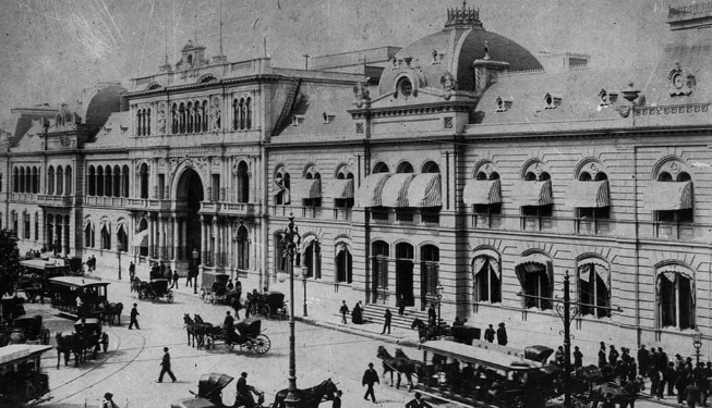 Frente oeste de la Casa Rosada en el año 1898, el cual se toma como el de su nacimiento formal (crédito imagen: Facebook Casa Rosada)