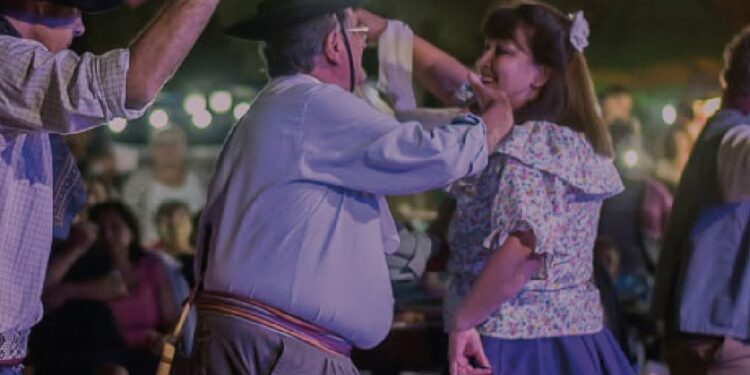 Danzas tradicionales en La Noche de los Almacenes, en Roque Pérez