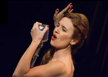 La metamorfosis de Elizabeth Karayekov: del Conicet a glamorosa cantante de jazz