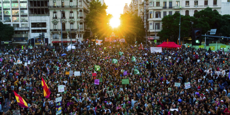 Una multitud de mujeres copó el centro de CABA, La Plata y las principales ciudades del país (crédito imagen: infobae)