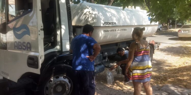 En distintos puntos de la Ciudad, Absa dispuso camiones hidrantes