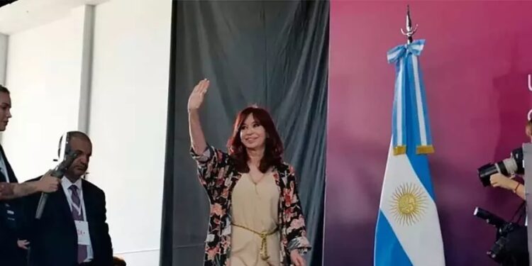 Cristina Fernández de Kirchner, Doctora Honoris Causa de la Universidad Nacional de Río Negro (crédito imagen: la súper digital)