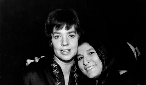 María Elena Walsh y Mercedes Sosa en 1970. Aún faltaban dos años para que la poeta escribiera Como la cigarra (crédito imagen: clarín)