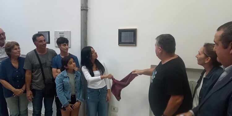 Familiares, colegas y correligionarios descubrieron la placa en honor a Eduardo Tucci en el Círculo de Periodistas bonaerense