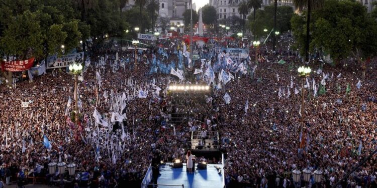 Ante una Plaza de Mayo repleta, Cristina ratificó su centralidad política indiscutible