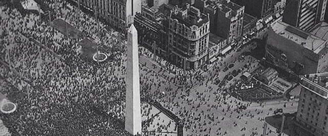 12 de octubre de 1937, "festejos" en torno al obelisco por la inauguración de los primeros 500 metros de la avenida 9 de Julio (Crédito imagen: Fotos Antiguas Buenos Aires)