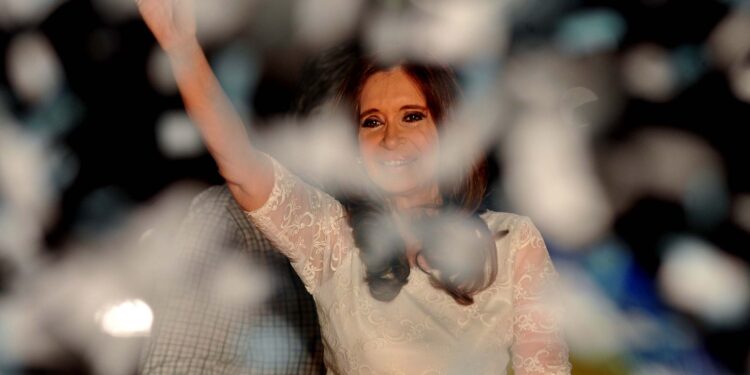 Cristina Fernández de Kirchner, despedida por una multitud el 9 de diciembre de 2015, tras dos mandatos presidenciales