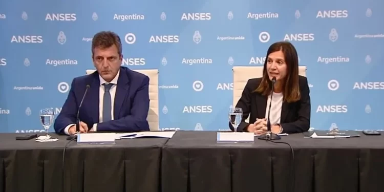 El ministro de Economía, Sergio Massa, y la directora de la Anses, Fernanda Raverta