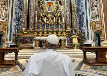 El Papa al dejar el hospital pidió a la Argentina “recen por mí”