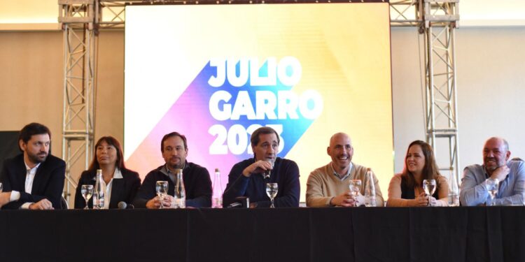 Garro presentó a sus precandidatos para las PASO