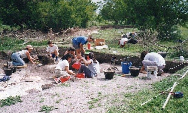 Graciela Brunazzo y sus alumnos excavando en Los Talas, Berisso