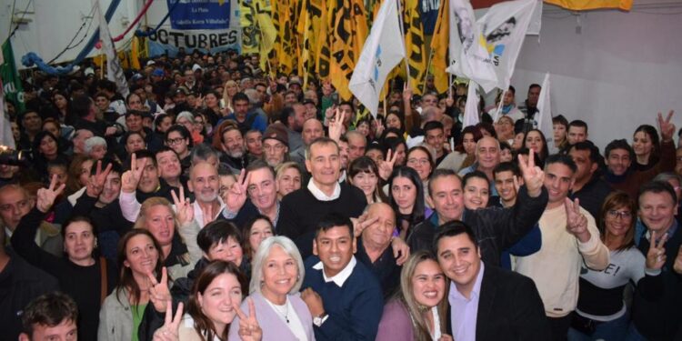 En el centro, Guillermo Escudero, precandidato a intendente de La Plata por Unión por la Patria