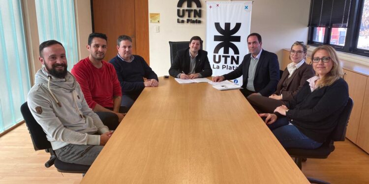 Las autoridades de Edelap y de la UTN durante la firma del convenio