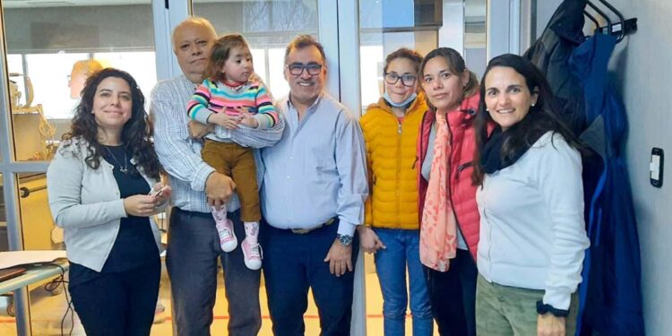Guillermina junto a su familia en el Hospital de Florencio Varela (crédito imagen: Télam)