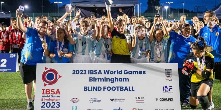 Argentina se consagró campeón invicto del 1º Mundial de Fútbol para ciegas disputado en Inglaterra (crédito imagen: Nota al Pie)