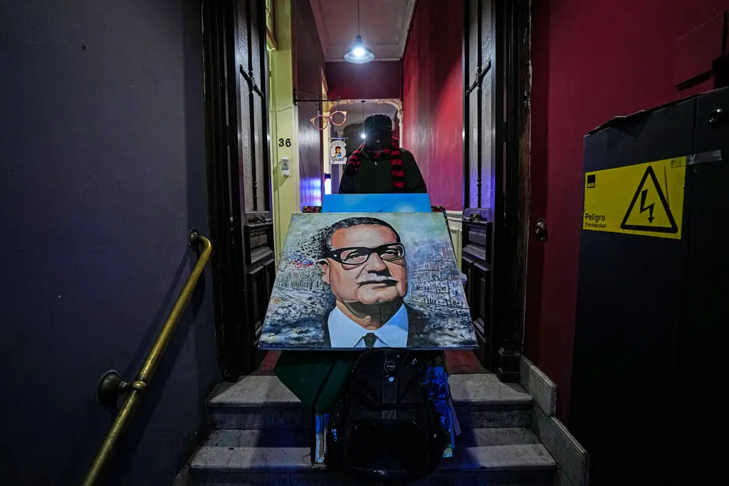 Un retrato de Salvador Allende en Santiago, ChileCredit...Esteban Felix/Associated Press
