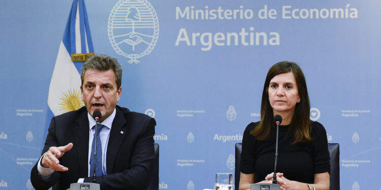 El ministro y candidato a presidente (UxP), Sergio Massa, y la titular de ANSES, Fernanda Raverta