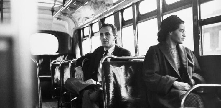 Rosa Parks camino al trabajo, sentada delante de un blanco. Su actitud ya había generado una revolución que terminó con el cambio de las leyes segregacionistas a mediados de los '60 (Crédito: UNICEF)