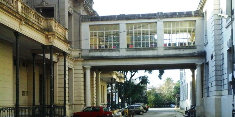 La Facultad de Ciencias Exactas de la UNLP recibió una factura de luz de 14,1 millones de pesos, el equivalente al 15% de su presupuesto anual para gastos de funcionamiento (crédito imagen: Wikimedia Commons)