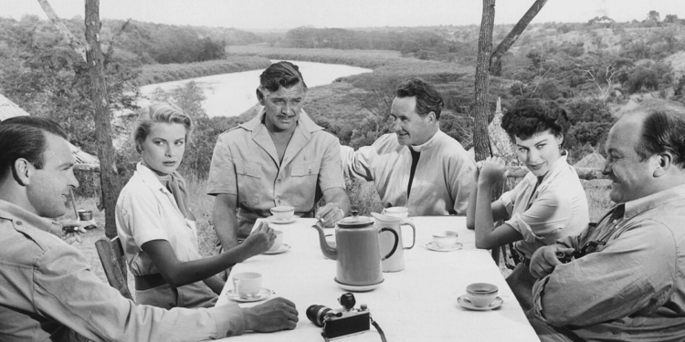 Mogambo (1953). En la foto aparecen Grace Kelly (mujer rubia), a su lado Clarke Gable (con bigotes) y Ava Gardner (mujer morena)