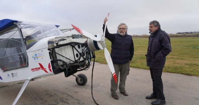 Guillermo Garaventta junto a Roberto Salvarezza (derecha) con el primer avión eléctrico de América Latina (crédito imagen: criterio online)