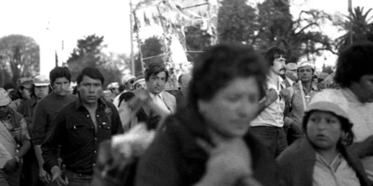 La primera peregrinación juvenil a Luján comenzó a gestarse con audiovisuales sobre la historia de la devoción en parroquias de Capital y Gran Buenos Aires. En el convulsionado 1975, se hizo sin la autorización del arzobispo