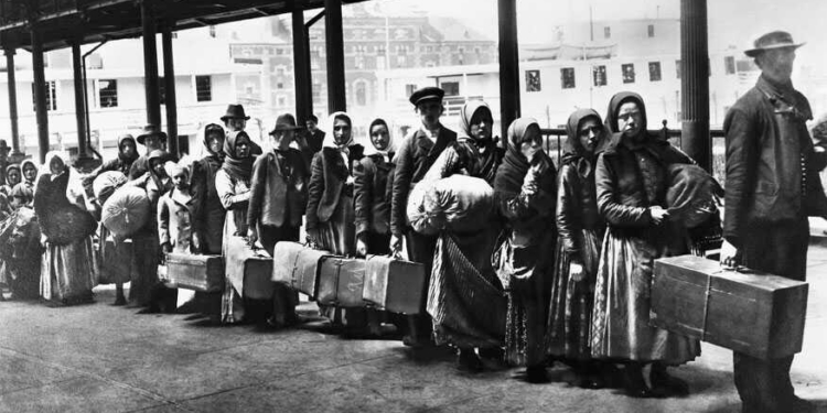 “La mayoría de los estadounidenses, al igual que nosotros, son hijos, nietos, bisnietos de indocumentados que llegaron hambreados. Por lo tanto, somos hijos, nietos, bisnietos de lo que algunos de ellos consideran ‘migrantes criminales’ … La opulencia trae el olvido” (Ángel Rossi, vicepresidente 1º de la CEA) - Crédito imagen: Cultura