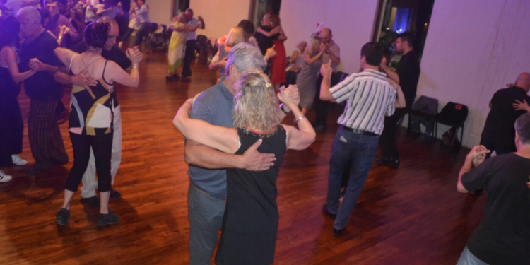 Tango en el Malvinas: una propuesta que continúa cautivando al público platense cada sábado con una atractiva experiencia de baile y cultura