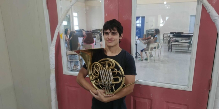 Bautista Callacciani cumplió 16 años tocando por vez primera en el majestuoso Teatro Argentino, como parte de su orquesta estable