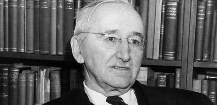 Friedrich von Hayek, uno de los popes de la Escuela Austríaca de Economía que admira el presidente argentino, sentenció: “Personalmente prefiero una dictadura liberal a un gobierno democrático carente de liberalismo”. Fue cuando visitó dos veces (1977 y 1981) el experimento ultraliberal chileno liderado por Augusto Pinochet (crédito imagen: BBC)